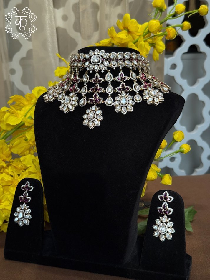 Neckpiece with Earrings – Gold White Red - Image 3