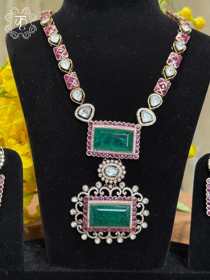 Neckpiece with Earrings – Red Green - Image 6