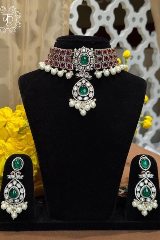 Neckpiece with Earrings – Red Green White Pearls