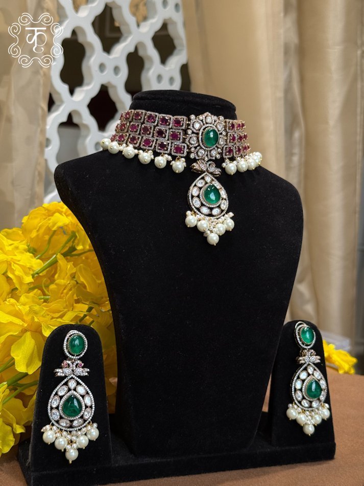 Neckpiece with Earrings – Red Green White Pearls - Image 4