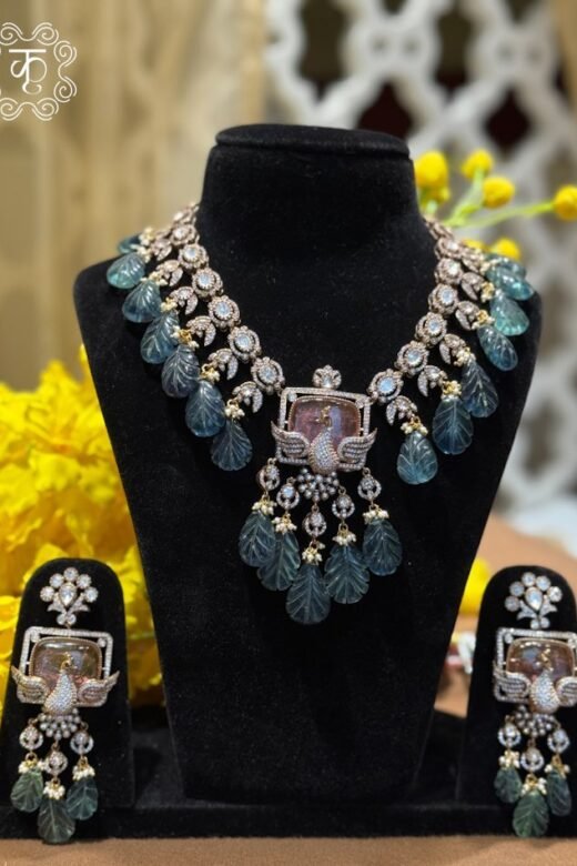 Neckpiece with Earrings – Peacock Pattern Gold Green