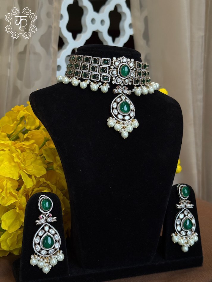 Neckpiece with Earrings - Green White pearl - Image 3