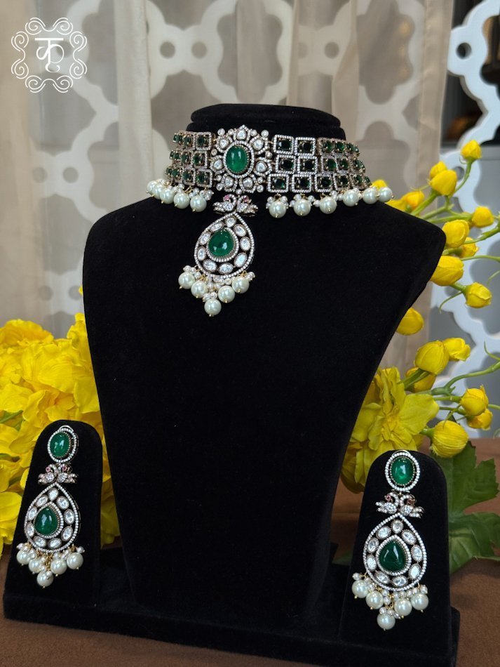 Neckpiece with Earrings - Green White pearl - Image 4
