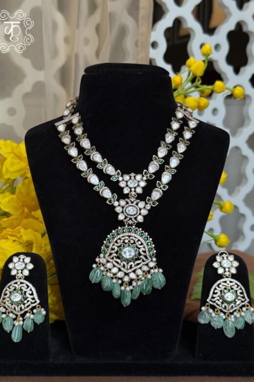 Neckpiece with Earrings - White Emerald Green