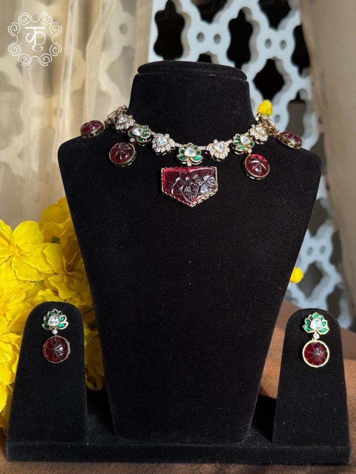 Neckpiece with Earrings – Red Green Gold - Image 3