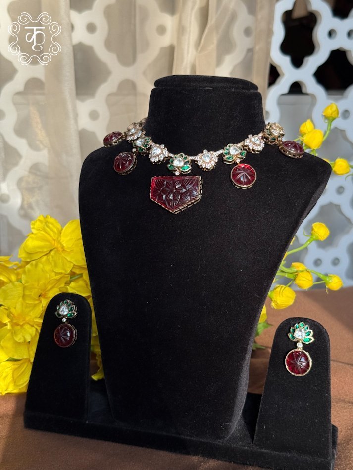 Neckpiece with Earrings – Red Green Gold - Image 5