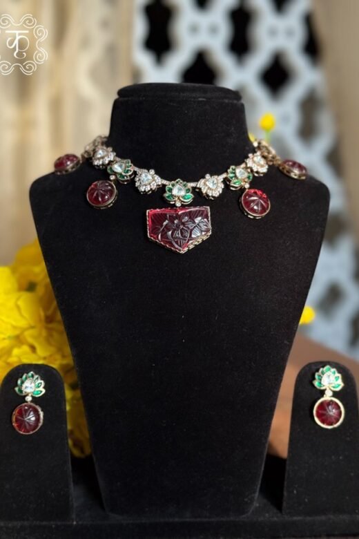 Neckpiece with Earrings – Red Green Gold